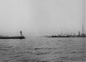 新居浜築港の防波堤と灯台（左）昭和12年