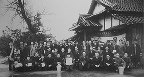 昭和25年当時の社員一同（1月1日、金光教の教会前で）
